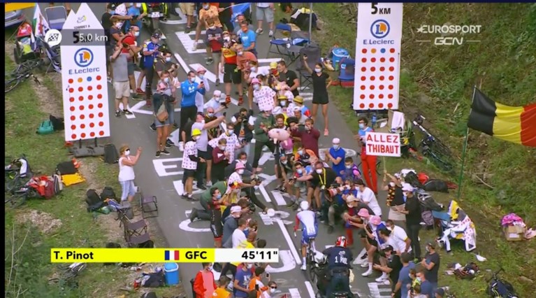 Sensatie in de Tour: wonderkind Tadej Pogacar rijdt Primoz Roglic helemaal weg in tijdrit en pakt de gele trui