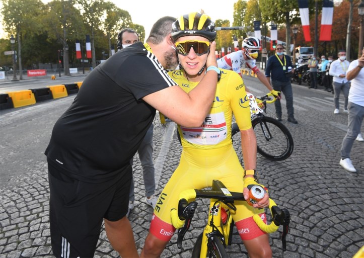 Sam Bennett na groene trui en zege op Champs-Elysées: “Ik had slechte benen, maar Dries Devenyns sleurde me erdoorheen”