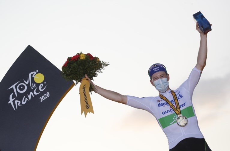 Sam Bennett na groene trui en zege op Champs-Elysées: “Ik had slechte benen, maar Dries Devenyns sleurde me erdoorheen”