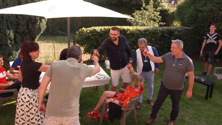 Zwaar verbrand koppel ziet elkaar voor het eerst in vier maanden terug na ongeval: “Door oog van de naald gekropen”