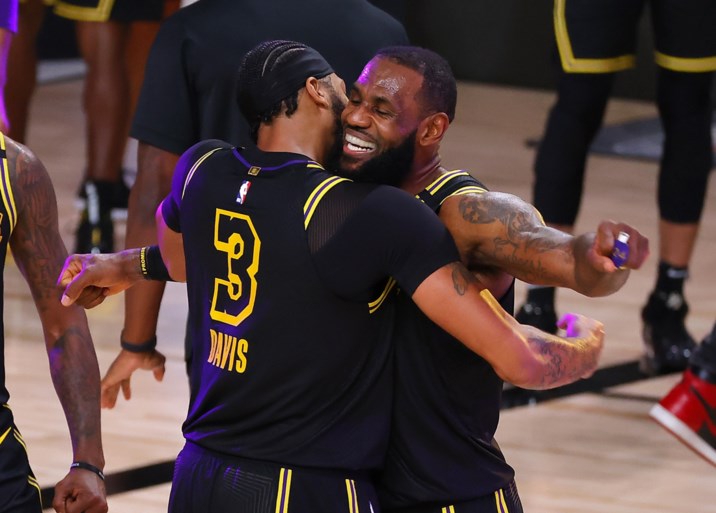 At the buzzer: Anthony Davis schenkt Lakers dubbele voorsprong in de slotseconde