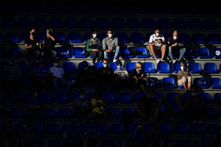 Harde kern van KRC Genk onder vuur wegens gebrek aan mondmaskers: “Gooi ze het stadion uit”