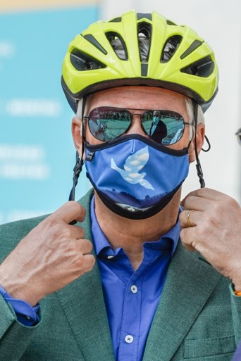 Ceci n’est pas een mondmasker: koninklijk gezin volgt coronamaatregel in stijl