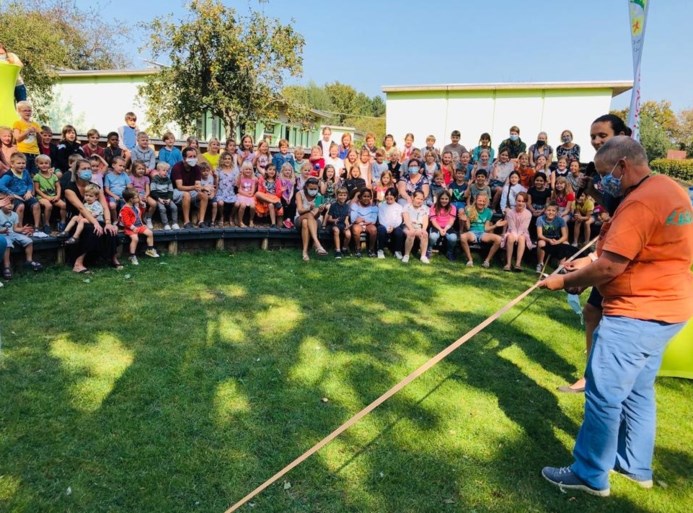 Leefschool Eikenkring opent buitenforum én zwaait begeleidster Bettina uit