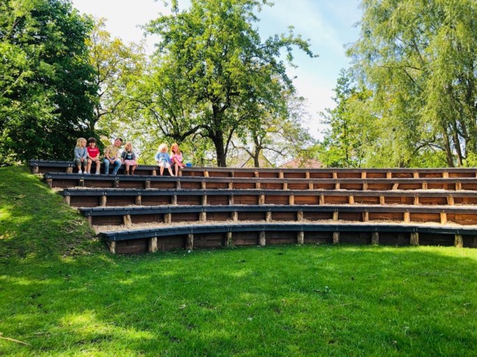 Leefschool Eikenkring opent buitenforum én zwaait begeleidster Bettina uit