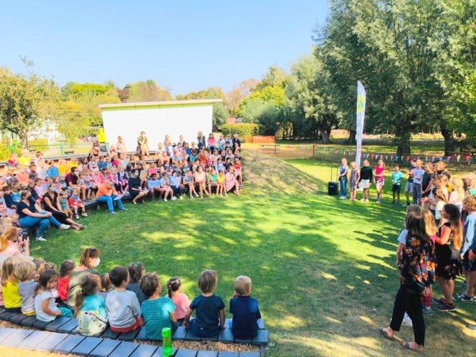 Leefschool Eikenkring opent buitenforum én zwaait begeleidster Bettina uit