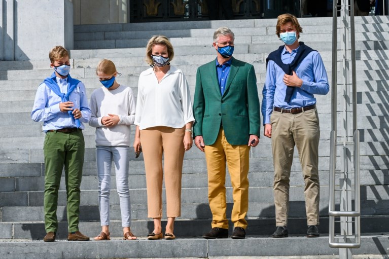 Ceci n’est pas een mondmasker: koninklijk gezin volgt coronamaatregel in stijl