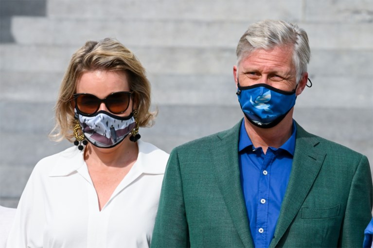 Ceci n’est pas een mondmasker: koninklijk gezin volgt coronamaatregel in stijl