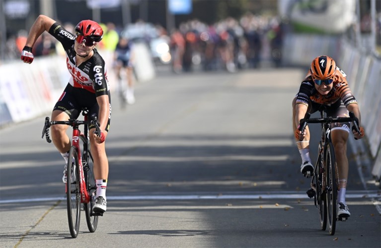 Topfavoriete Lotte Kopecky klopt Jolien D’hoore na een millimetersprint op het BK wielrennen voor vrouwen