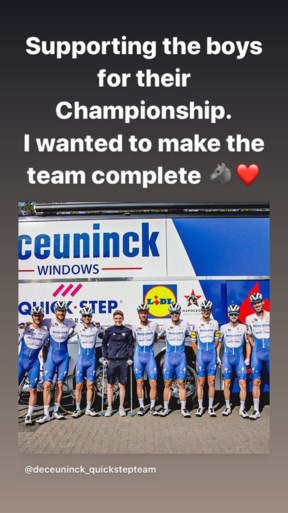 Remco Evenepoel komt zijn BK-ploegmaats aanmoedigen op krukken in Anzegem