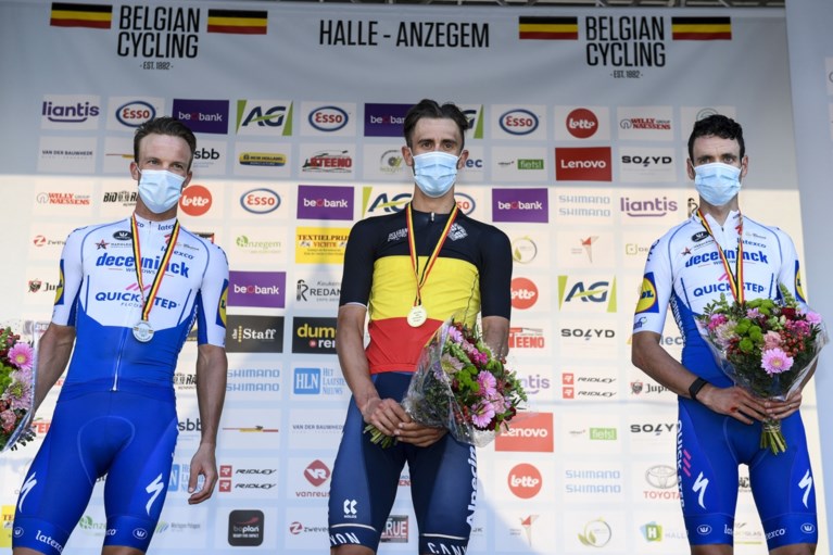 Het blijft in de ploeg: Dries De Bondt kroont zich met late uitval verrassend tot Belgisch kampioen op de weg