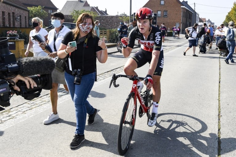 Topfavoriete Lotte Kopecky klopt Jolien D’hoore na een millimetersprint op het BK wielrennen voor vrouwen