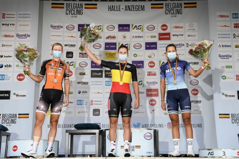 Topfavoriete Lotte Kopecky klopt Jolien D’hoore na een millimetersprint op het BK wielrennen voor vrouwen