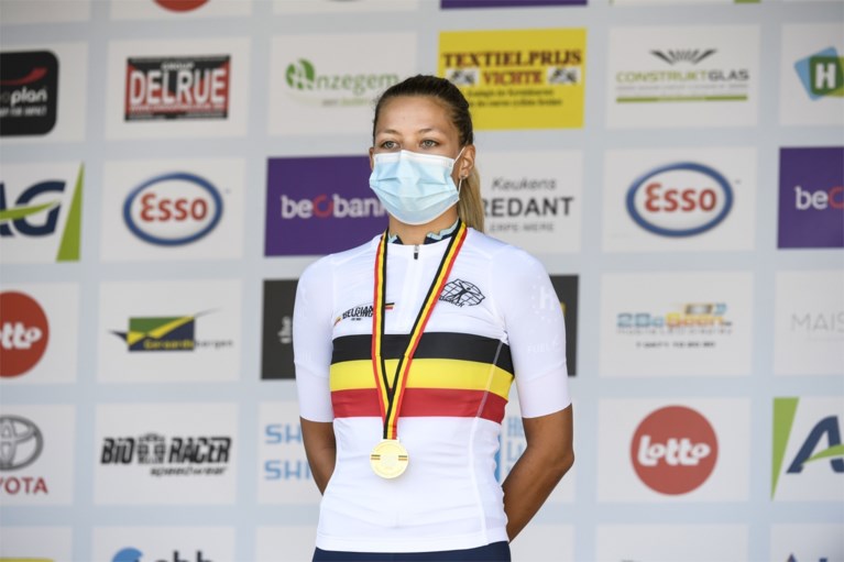 Topfavoriete Lotte Kopecky klopt Jolien D’hoore na een millimetersprint op het BK wielrennen voor vrouwen