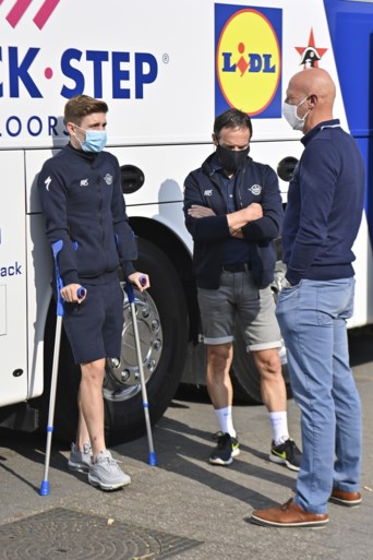 Remco Evenepoel komt zijn BK-ploegmaats aanmoedigen op krukken in Anzegem