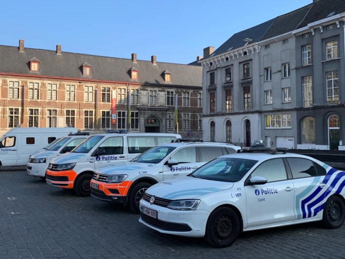 Veel politie, een streaker en afgezette terrassen: Overpoort minder druk dan maandag