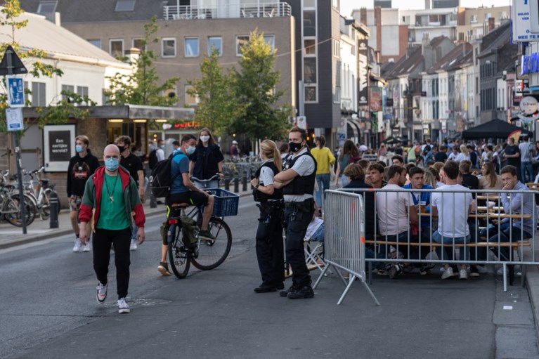 Veel politie, een streaker en afgezette terrassen: Overpoort minder druk dan maandag