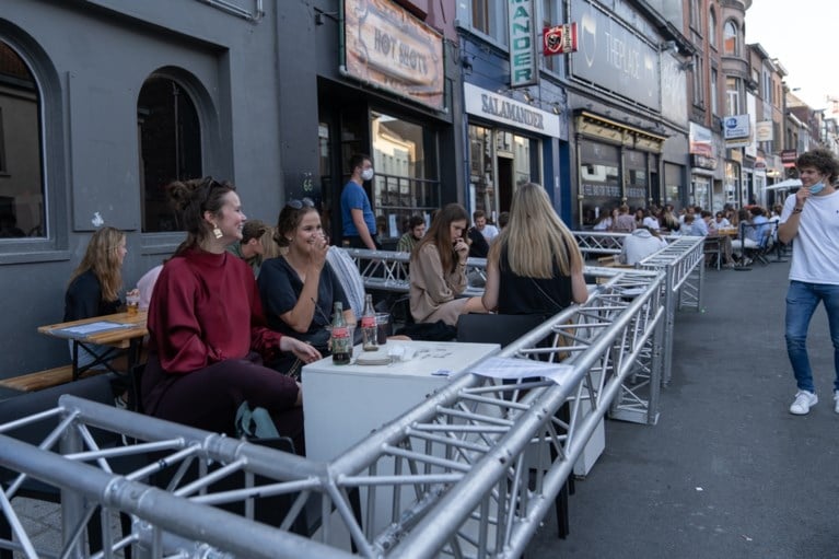 Veel politie, een streaker en afgezette terrassen: Overpoort minder druk dan maandag