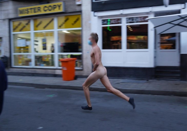 Veel politie, een streaker en afgezette terrassen: Overpoort minder druk dan maandag