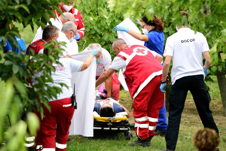 Horrorcrash voor de titelverdedigster: Chloe Dygert knalt tegen hoge snelheid over vangrail op WK tijdrijden