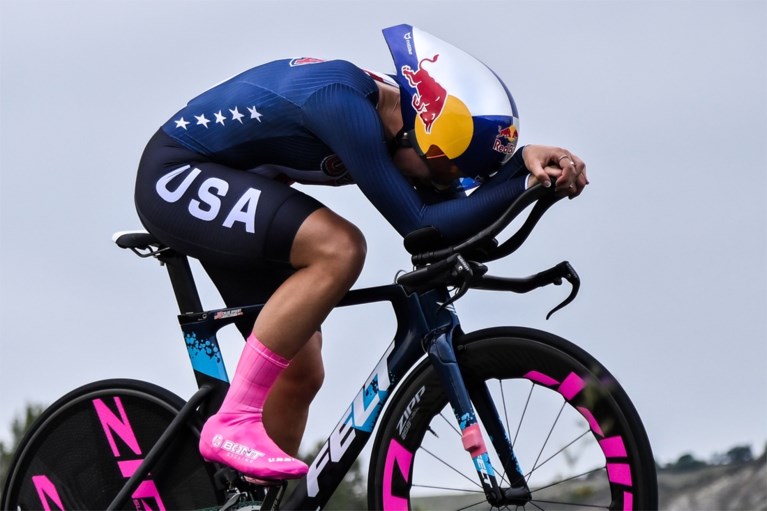 Horrorcrash voor de titelverdedigster: Chloe Dygert knalt tegen hoge snelheid over vangrail op WK tijdrijden
