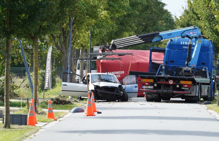 25-jarige West-Vlaamse overleden nadat auto tegen verlichtingspaal botst in Gent
