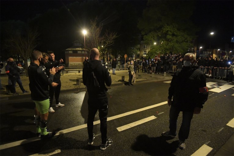 Corona? Supporters van Charleroi troepen samen om Europese zege te vieren… en bondsvoorzitter Mehdi Bayat doet mee