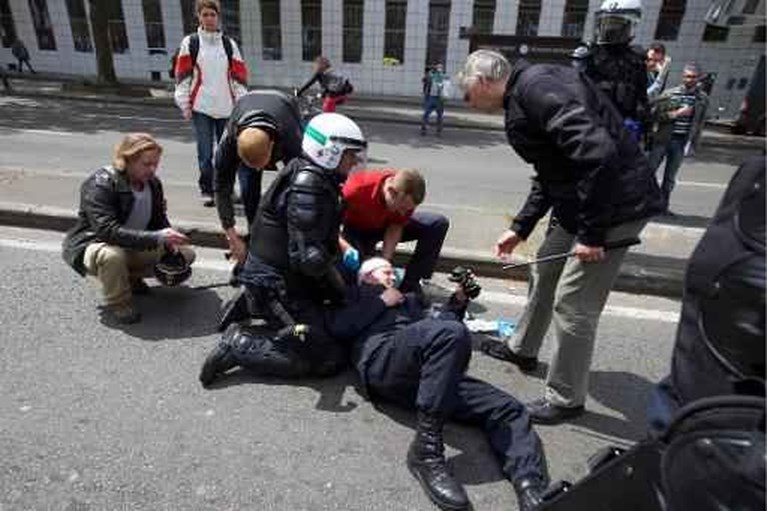 Onderzoek naar fotograaf die traangas spuit op betoger en naar politiechef die er niet tegen optreedt