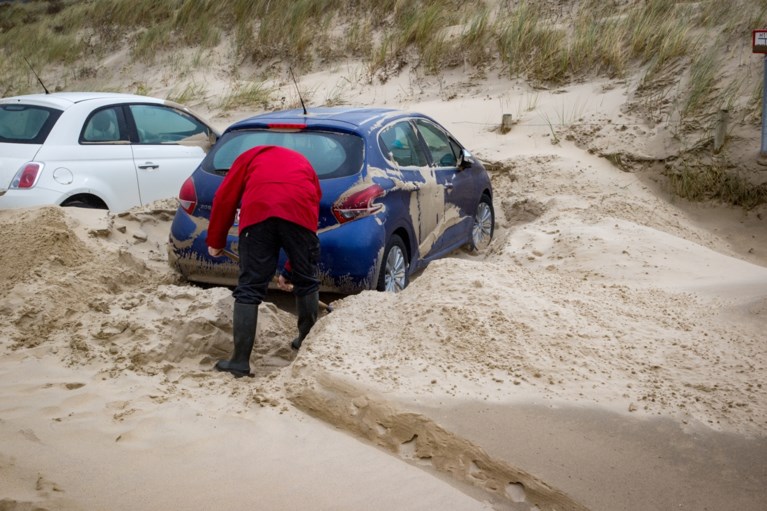 Kusttram en auto’s bedolven onder het zand door storm Odette