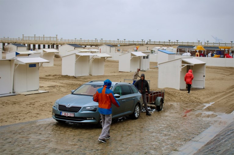 Storm Odette gaat tekeer: arbeider zwaargewond na instorten muur, brandweerman komt onder boom terecht, strandcabines vliegen in het rond