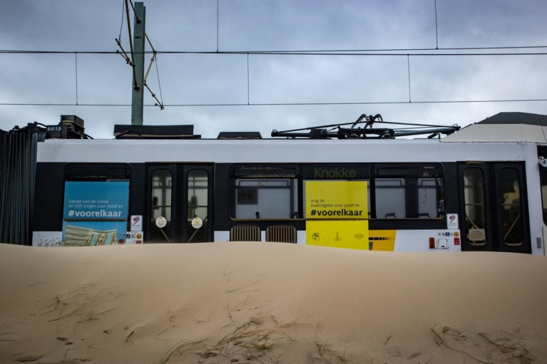 Kusttram en auto’s bedolven onder het zand door storm Odette