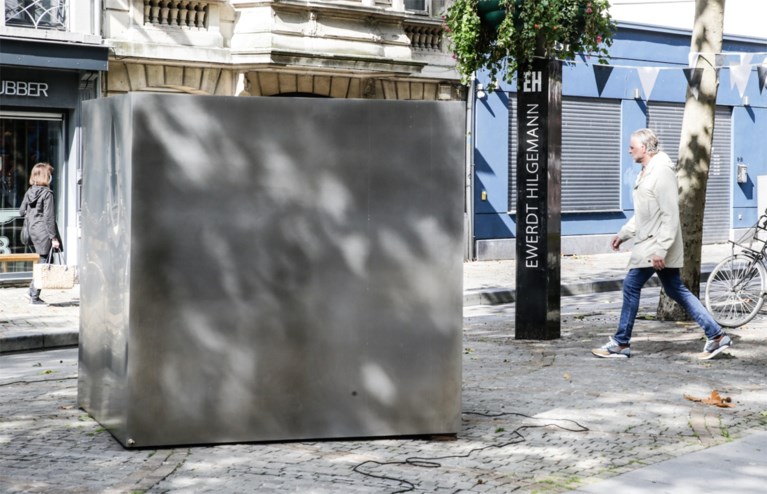 Duitse kunstenaar laat kubus imploderen op Falconplein