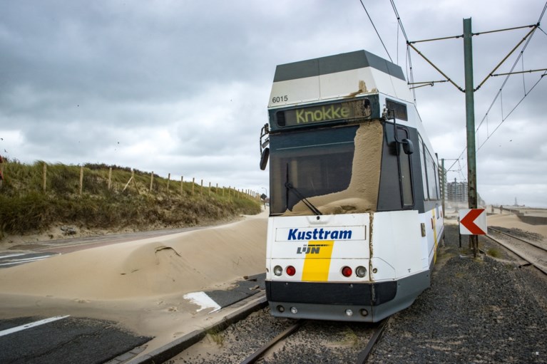 Kusttram en auto’s bedolven onder het zand door storm Odette