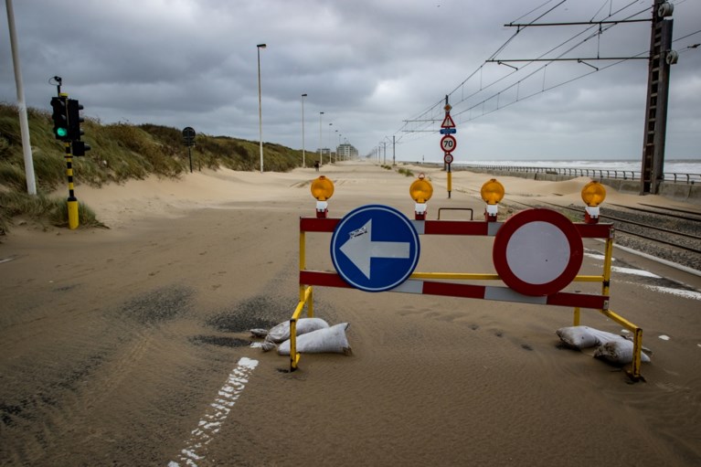 Kusttram en auto’s bedolven onder het zand door storm Odette