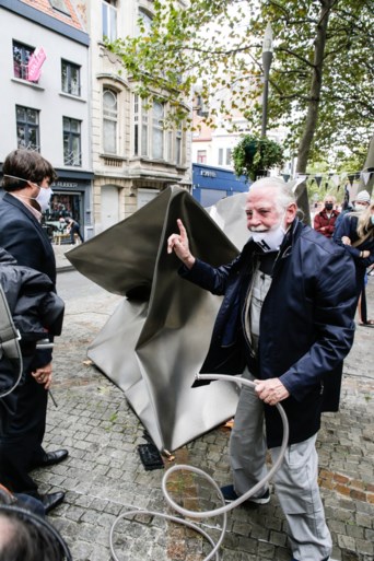 Duitse kunstenaar laat kubus imploderen op Falconplein