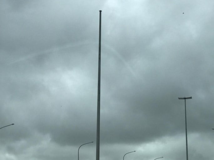 E40 in Nieuwpoort urenlang afgesloten door stormschade aan verlichtingspaal