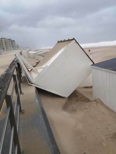 Storm Odette gaat tekeer: arbeider zwaargewond na instorten muur, brandweerman komt onder boom terecht, strandcabines vliegen in het rond
