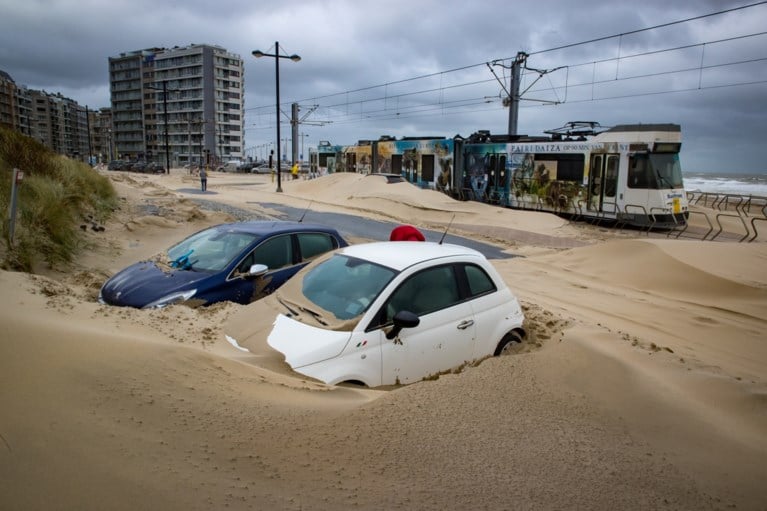 Kusttram en auto’s bedolven onder het zand door storm Odette