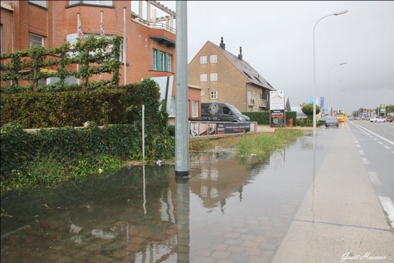 Odette veroorzaakt wateroverlast langs N70: fietspaden en parking staan blank