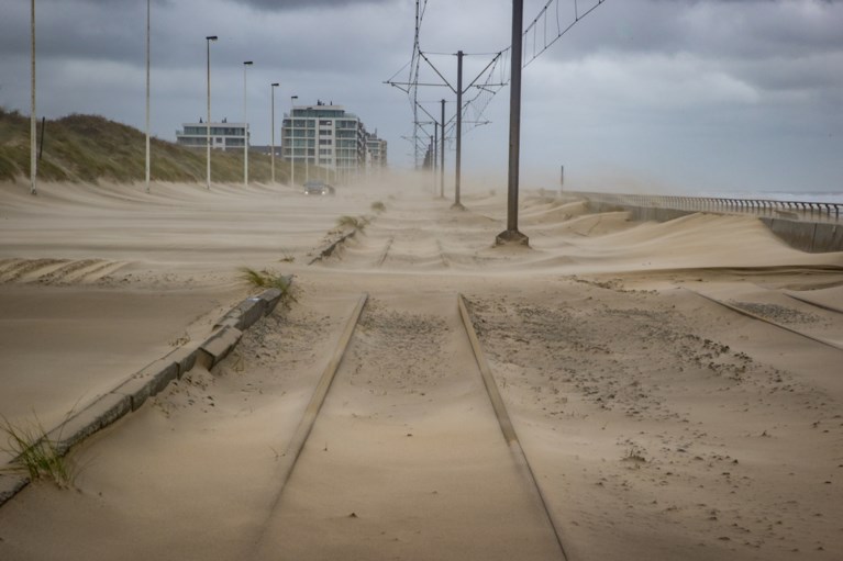 Kusttram en auto’s bedolven onder het zand door storm Odette