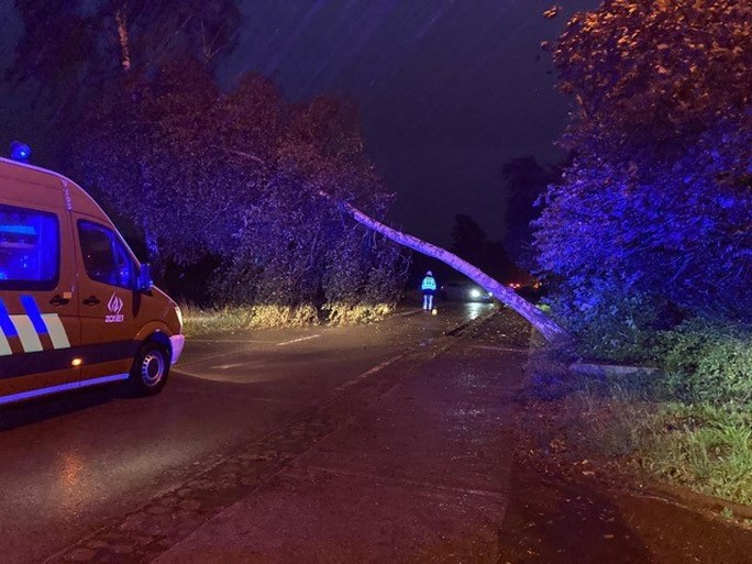 Storm Odette gaat tekeer: arbeider zwaargewond na instorten muur, brandweerman komt onder boom terecht, strandcabines vliegen in het rond