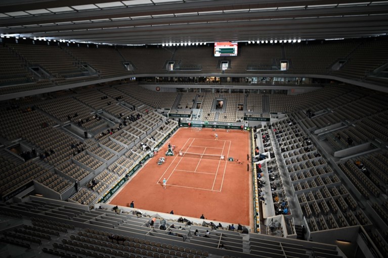 Snertweer op eerste dag Roland Garros: Mertens glijdt uit, Azarenka stapt woedend van het veld