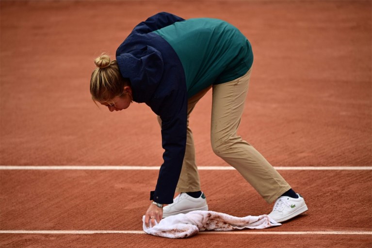 Snertweer op eerste dag Roland Garros: Mertens glijdt uit, Azarenka stapt woedend van het veld
