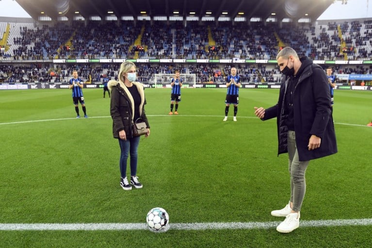 Cercle-keeper Miguel Van Damme krijgt staande ovatie van publiek Club Brugge na leukemie-diagnose