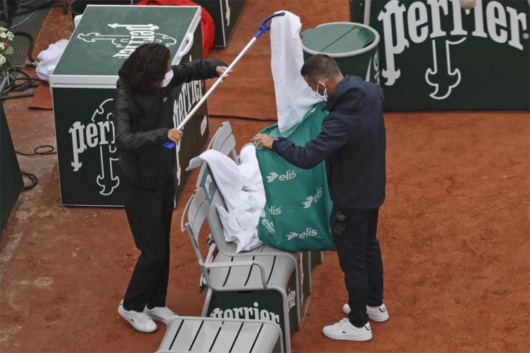 Snertweer op eerste dag Roland Garros: Mertens glijdt uit, Azarenka stapt woedend van het veld