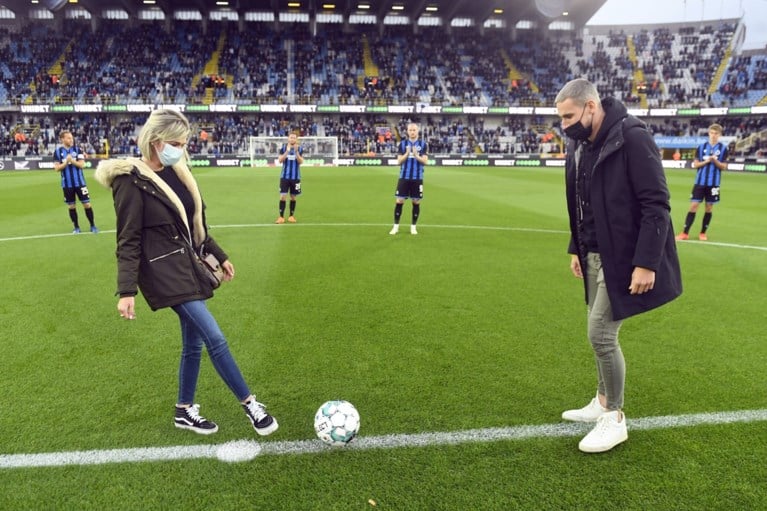 Cercle-keeper Miguel Van Damme krijgt staande ovatie van publiek Club Brugge na leukemie-diagnose