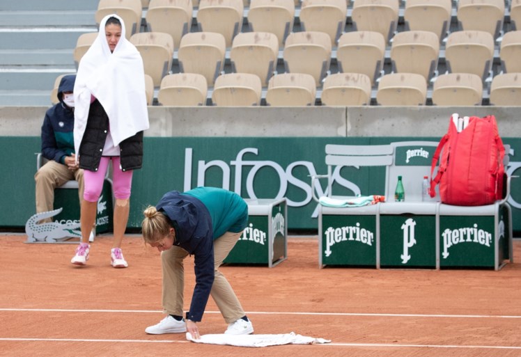 Snertweer op eerste dag Roland Garros: Mertens glijdt uit, Azarenka stapt woedend van het veld