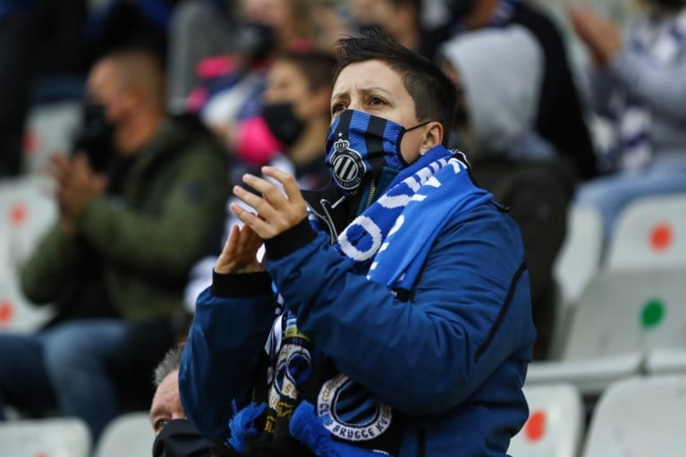 Cercle-keeper Miguel Van Damme krijgt staande ovatie van publiek Club Brugge na leukemie-diagnose