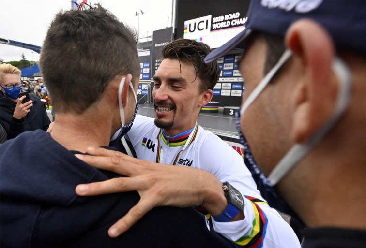 Julian Alaphilippe emotioneel na behalen wereldtitel: “Dit was het grootste doel van mijn carrière”