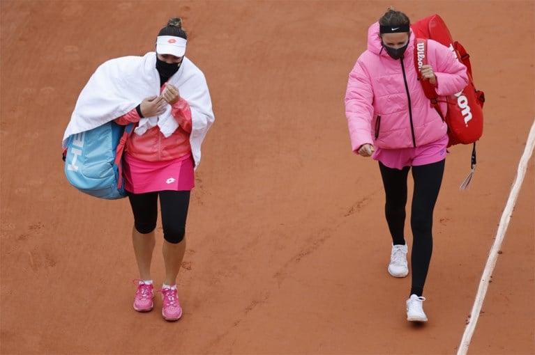 Snertweer op eerste dag Roland Garros: Mertens glijdt uit, Azarenka stapt woedend van het veld